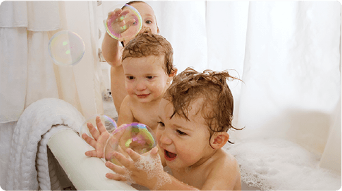 Bebes bañandose